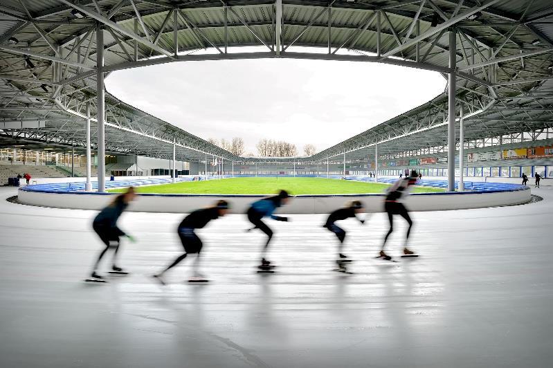 Ijsbaan met schaatsers op de baan